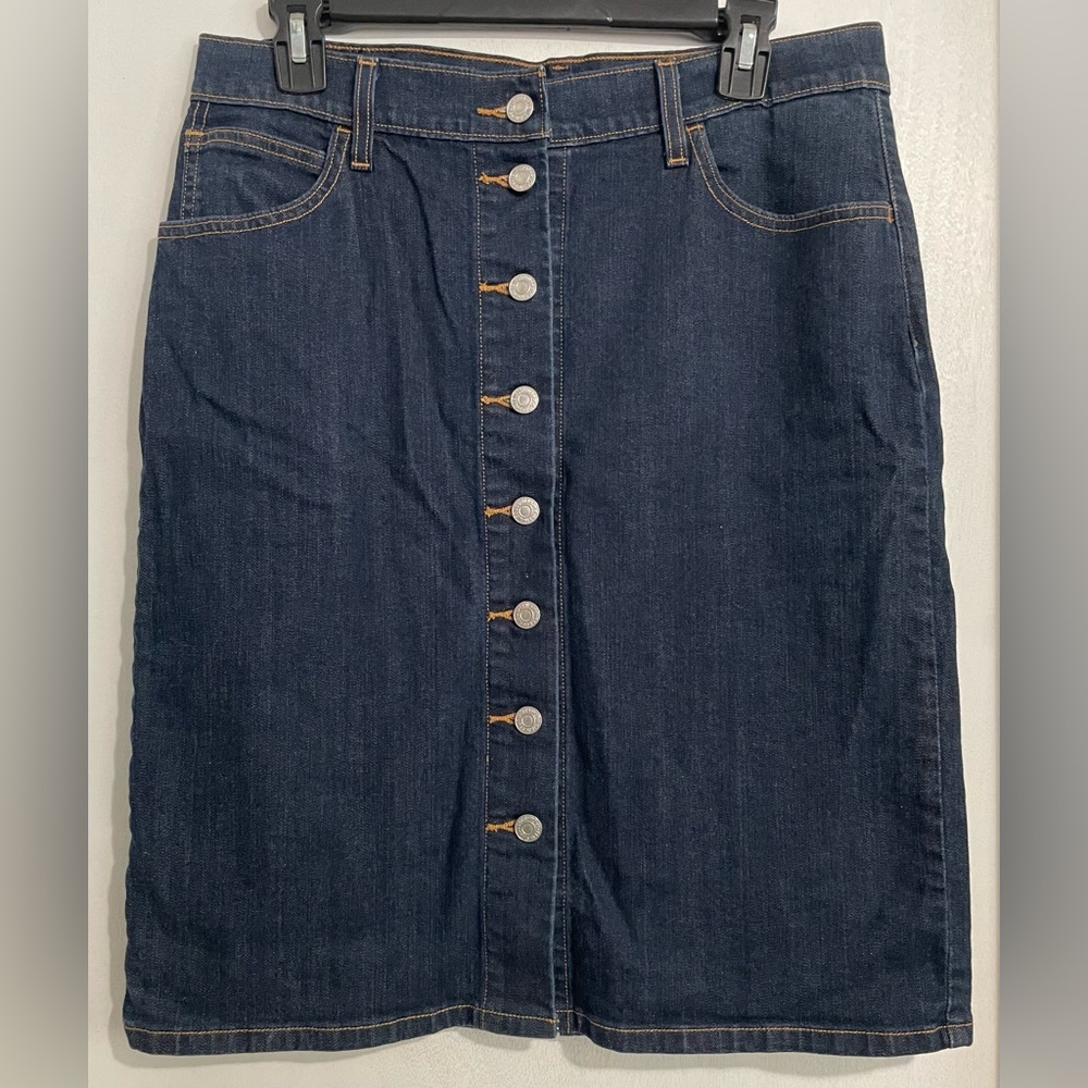 LIKE NEW Levi’s Dark Wash Denim Skirt